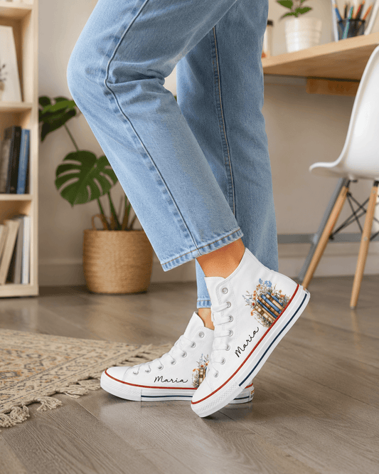 Zapatillas personalizadas para profesora con diseño de flores silvestres y libros, con el nombre María, puestas en un entorno de escritorio