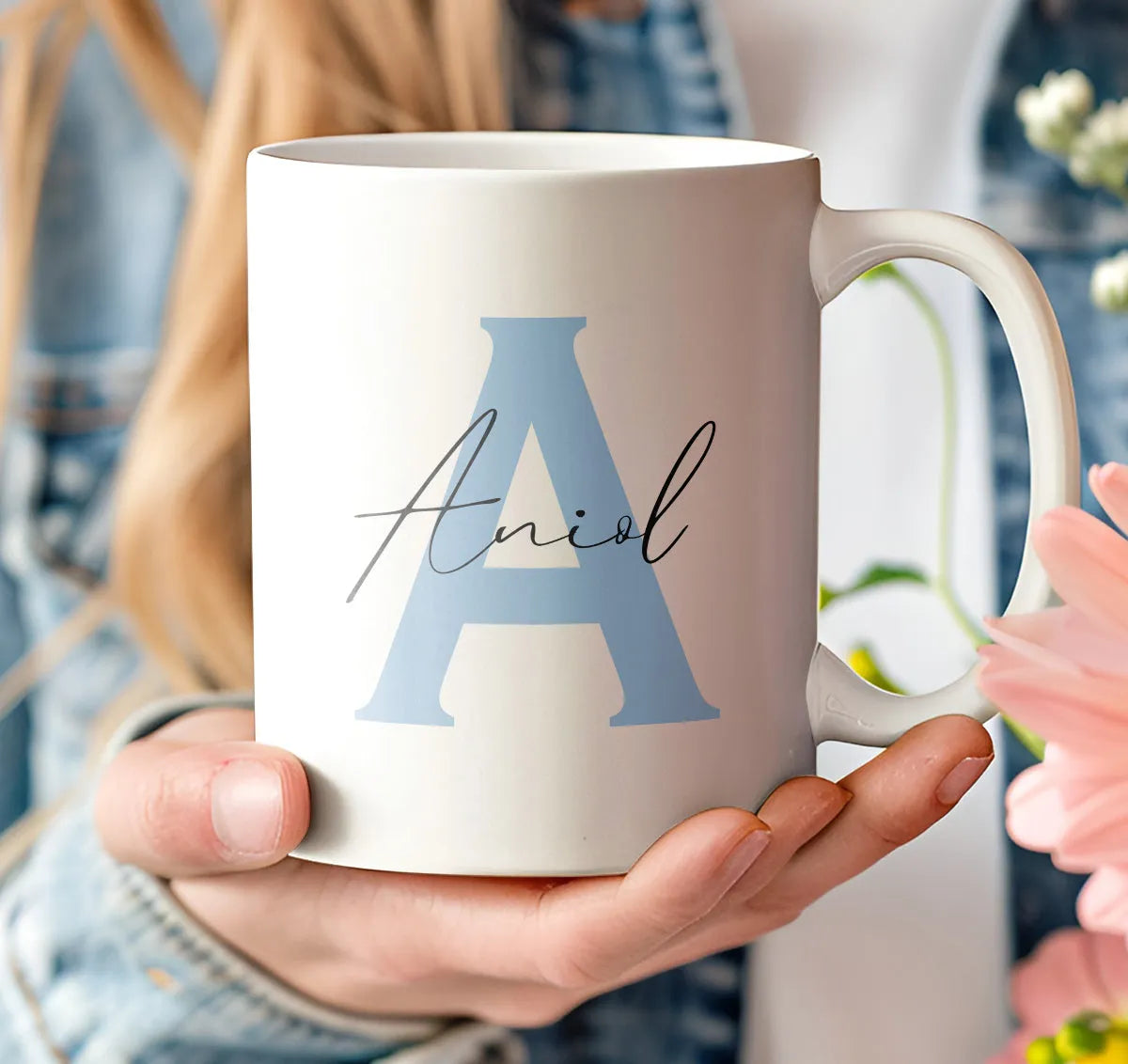 Taza personalizada con inicial y nombre en diseño elegante