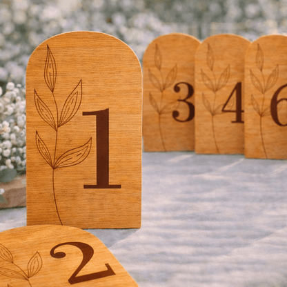 Mesero de boda madera barnizada teka oscura con hoja natural grabada láser
