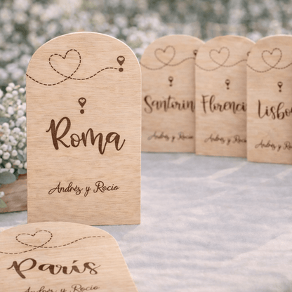 Meseros de boda personalizados con diseño viajeros y países o ciudades en madera de calabo

