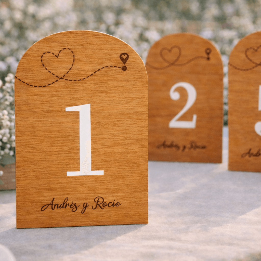 Mesero de boda madera barnizada teka con número en vinilo blanco diseño viajeros

