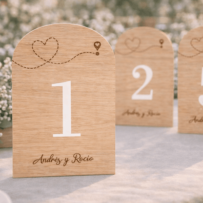 Meseros de boda personalizados diseño viajeros con números en vinilo blanco sobre madera de calabo
