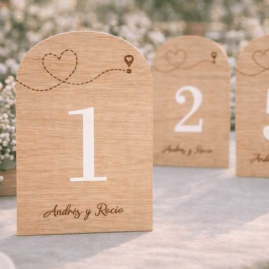 Meseros de boda personalizados diseño viajeros con números en vinilo blanco sobre madera de calabo
