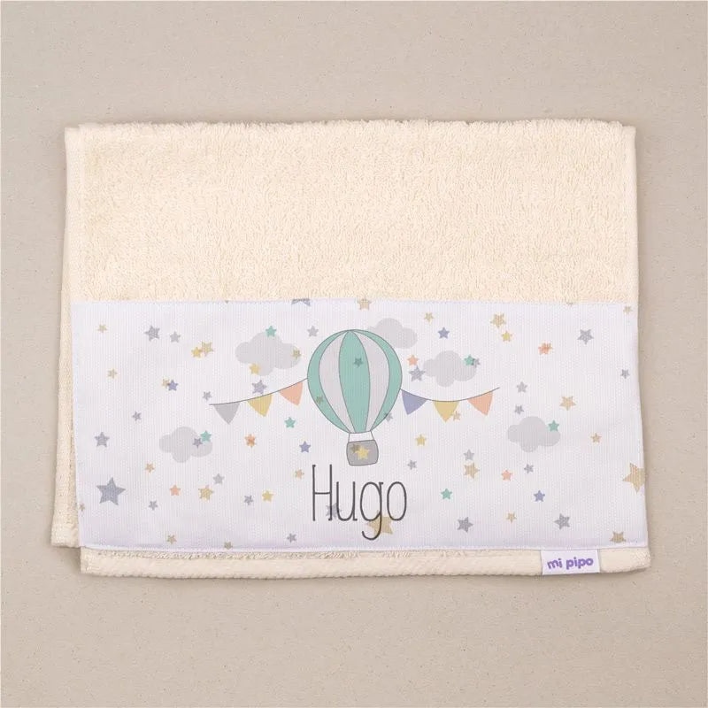Toalla bordada con nombre personalizada para bebé.