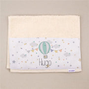Toalla bordada con nombre personalizada para bebé.