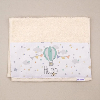 Toalla bordada con nombre personalizada para bebé.