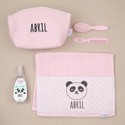 Set de regalo para bebé personalizado con nombre bordado.
