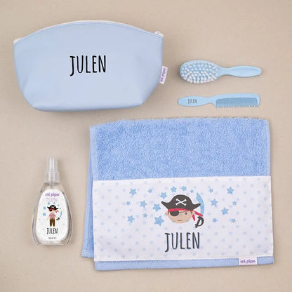 Set de regalo para bebé personalizado con nombre bordado.