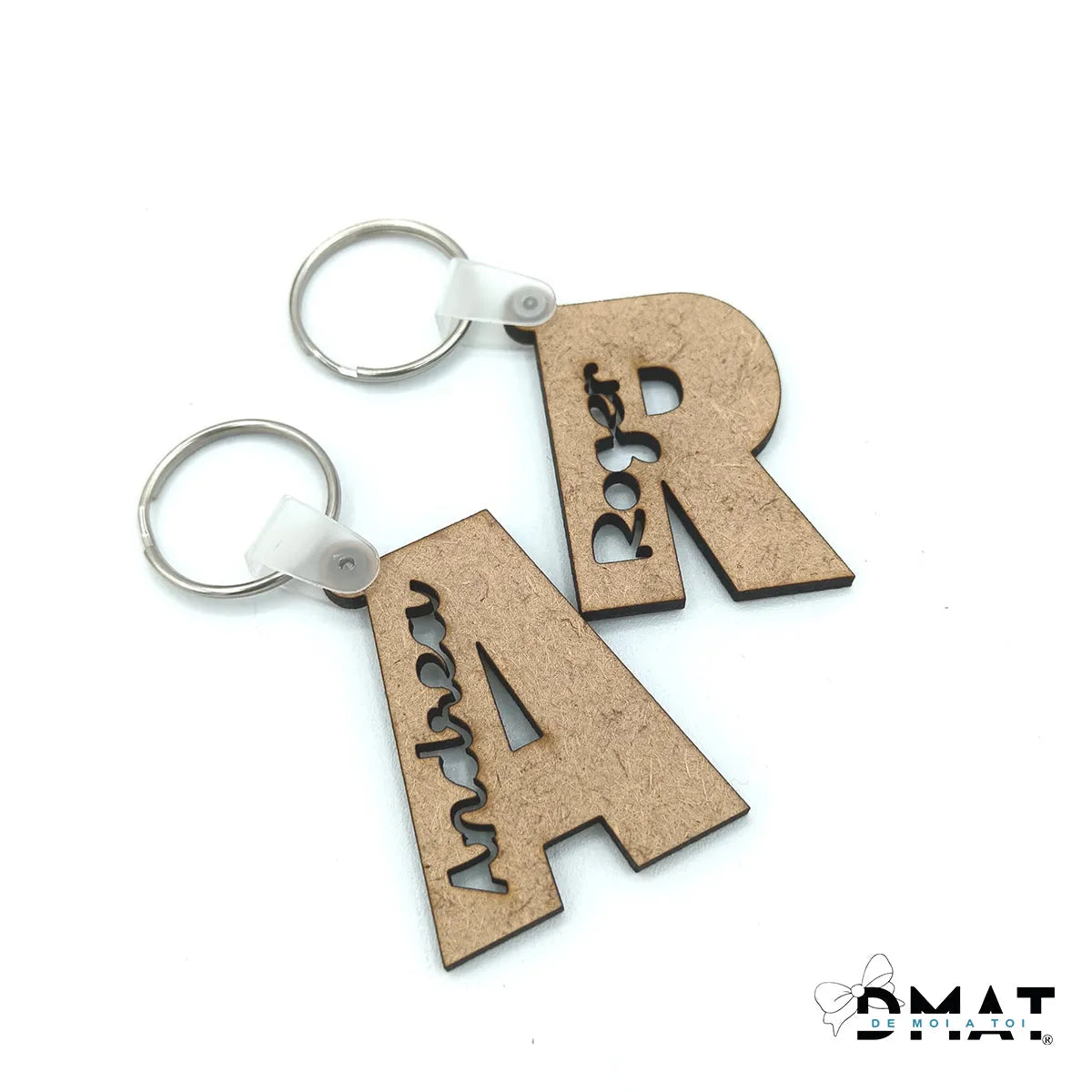 Llavero de madera personalizado con inicial y nombre