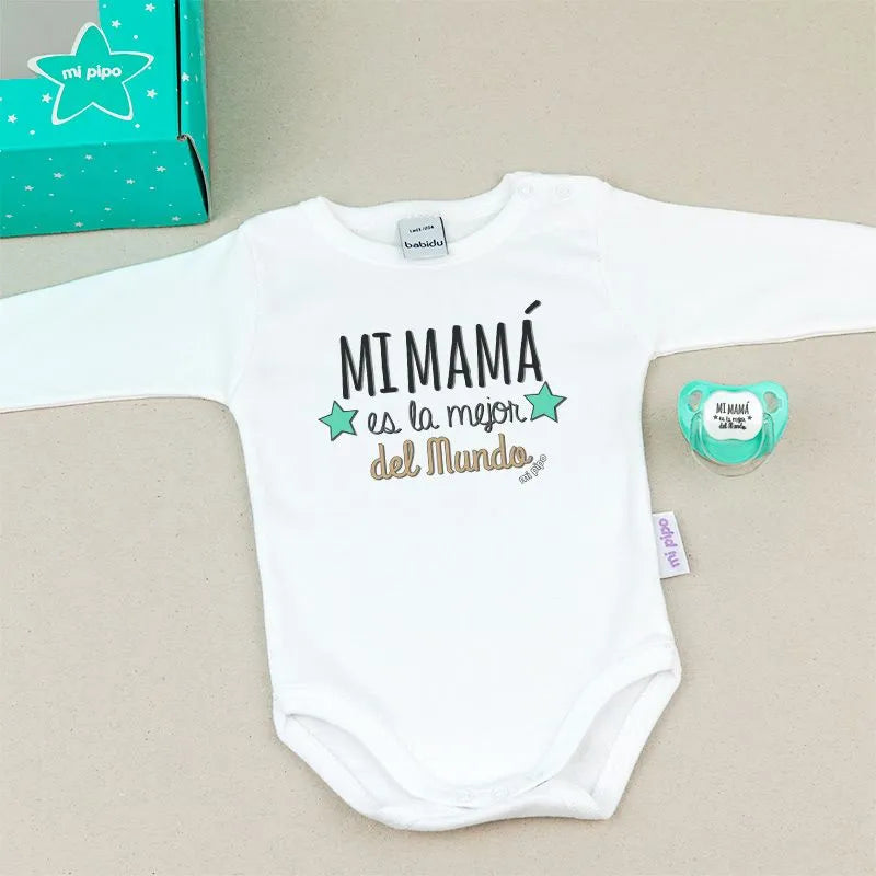 Set de regalo para bebé con body estampado, chupete menta y caja decorativa, ideal para el Día de la Madre.
