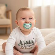 Set de regalo para bebé con body estampado, chupete menta y caja decorativa, ideal para el Día de la Madre.