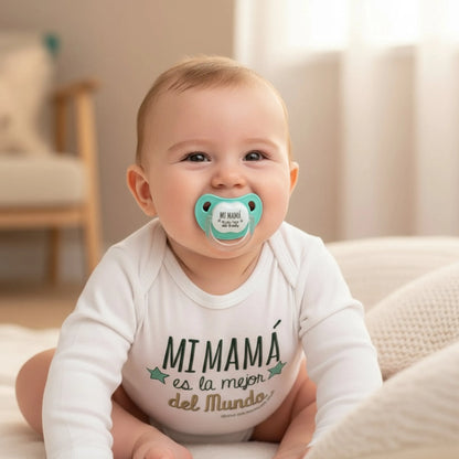 Set de regalo para bebé con body estampado, chupete menta y caja decorativa, ideal para el Día de la Madre.