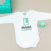 Body blanco para bebé con diseño divertido “Mamá en prácticas”, regalo perfecto para mamá primeriza