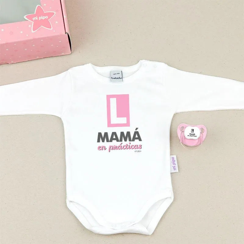 pack de regalo con body personalizado, chupete y caja, ideal para celebrar el primer Día de la Madre.