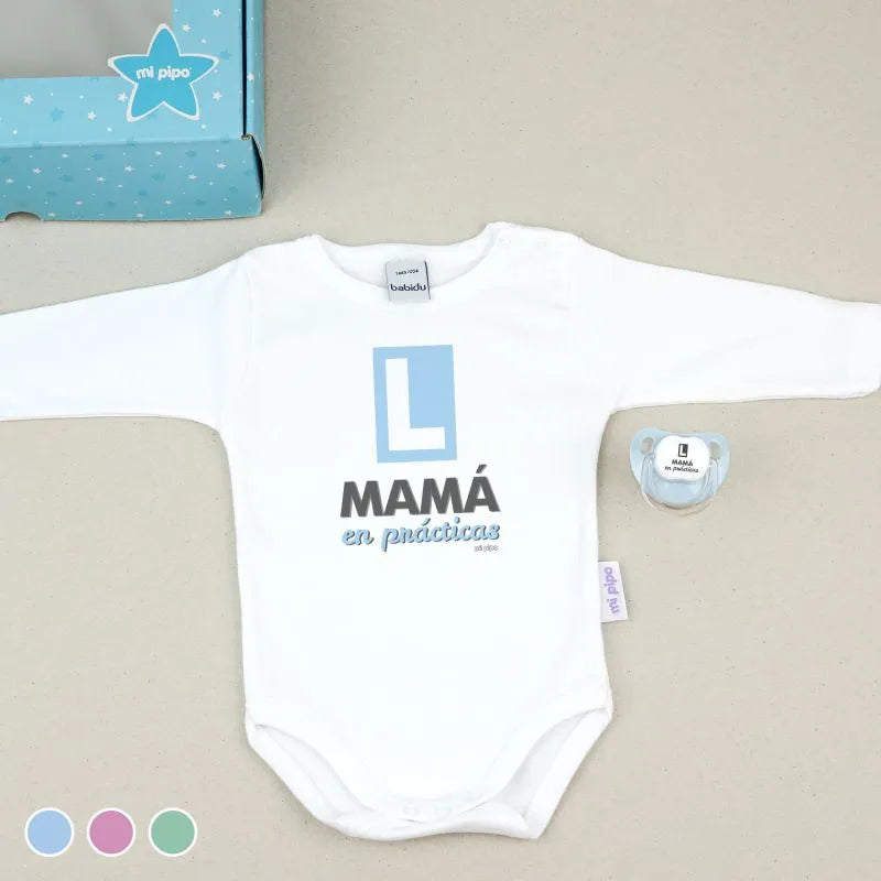 Set de regalo para bebé con body estampado “Mamá en prácticas”, chupete menta y caja decorativa para el Día de la Madre.