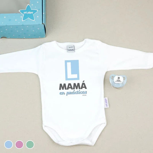 Set de regalo para bebé con body estampado “Mamá en prácticas”, chupete menta y caja decorativa para el Día de la Madre.