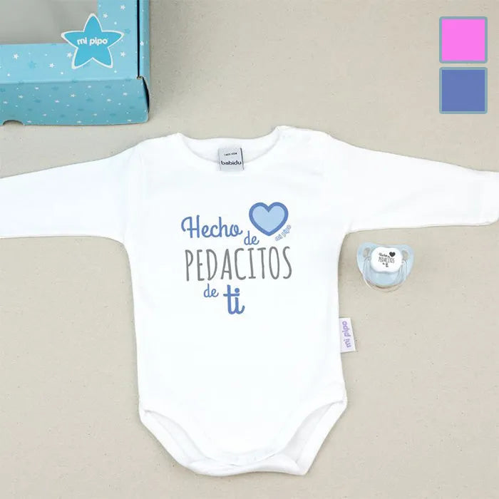 Set de regalo para bebé con body estampado “Hecho de pedacitos de ti”, chupete menta y caja decorativa