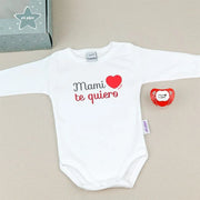 Caja regalo para bebé con body estampado y chupete, pensada para sorprender a mamá en su día