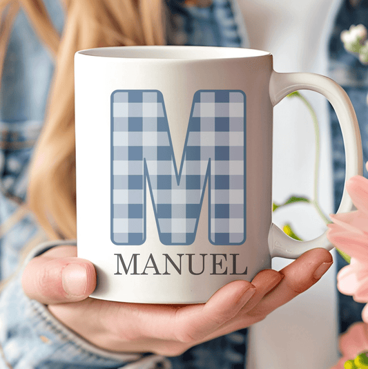 Taza con letra grande estilo vichy y nombre configurable en editor en vivo
