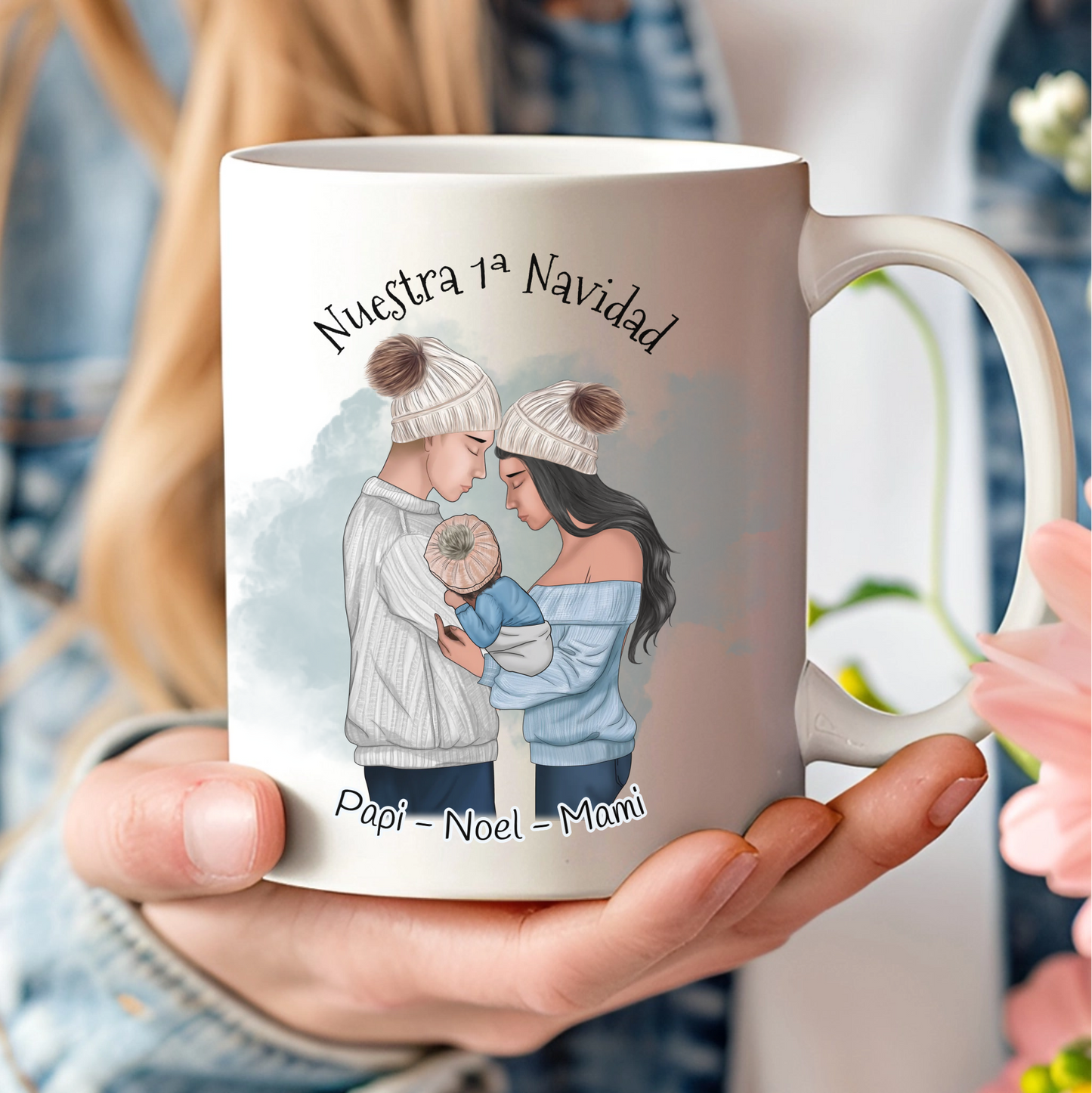 Taza Nuestra Primera Navidad Personalizada con Ilustración Papá, Mamá y Bebé