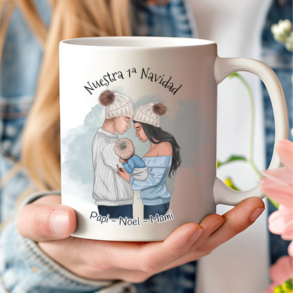 Taza Nuestra Primera Navidad Personalizada con Ilustración Papá, Mamá y Bebé