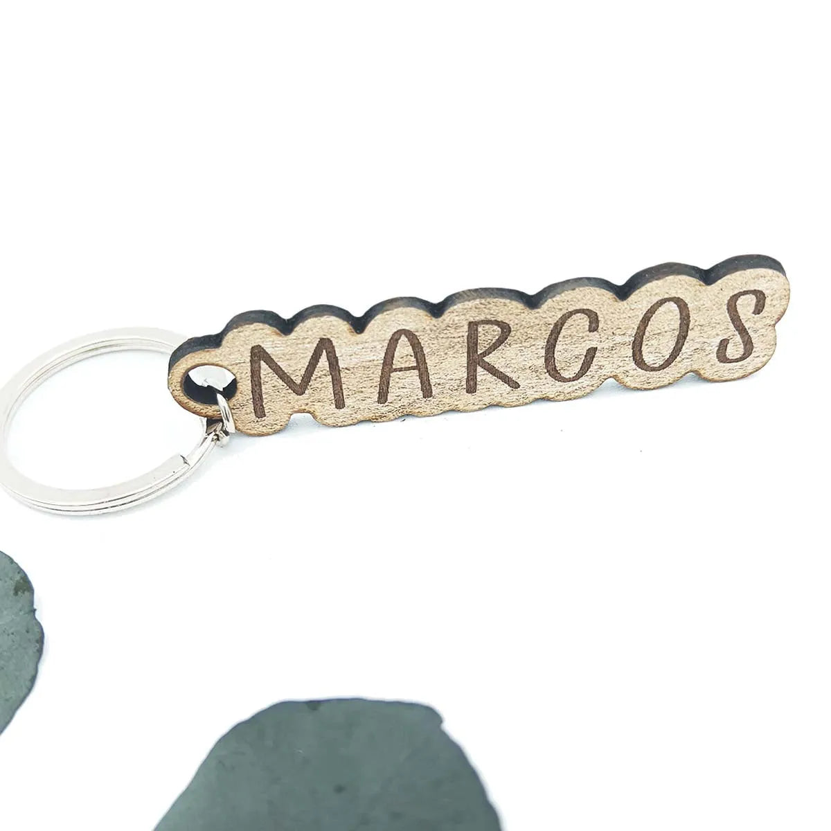 Detalle de invitados original - Marcasitios llavero de madera personalizado grabado y tallado a láser con nombre