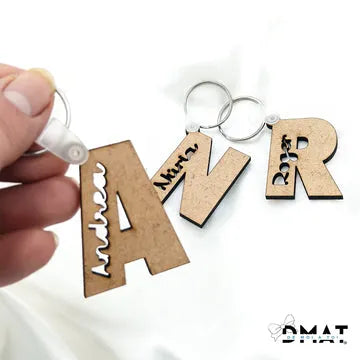 Llavero de madera personalizado con inicial y nombre
