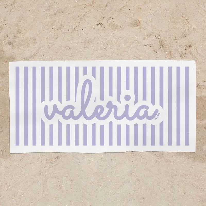 Toalla infantil personalizada con nombre estampado playa lila