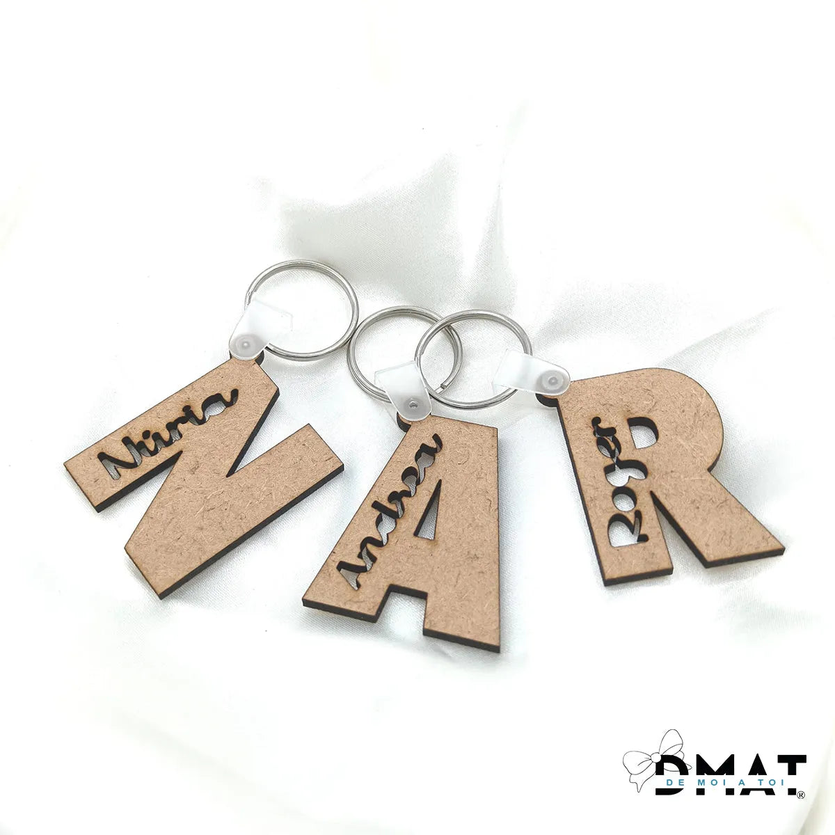 Llavero de madera personalizado con inicial y nombre