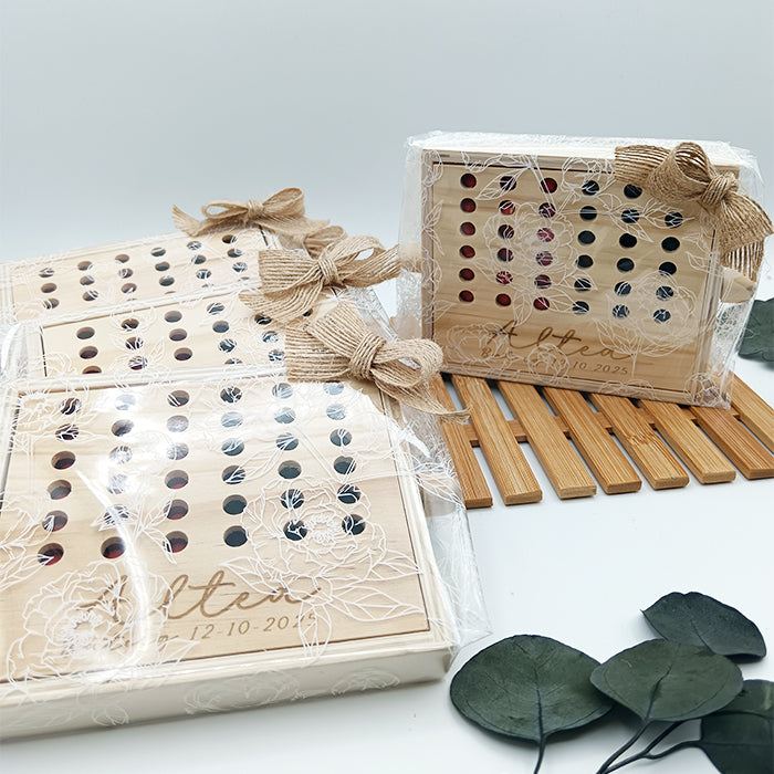 Juego de madera con nombre como recuerdo elegante de boda