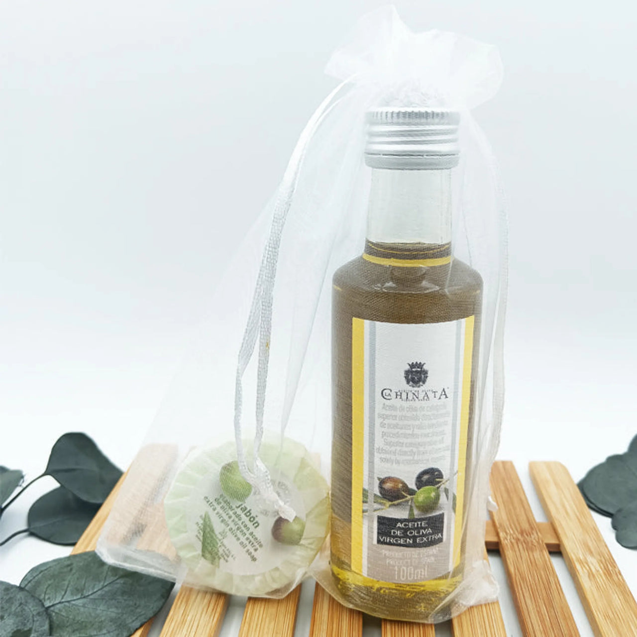 Set gourmet natural con aceite de oliva virgen extra y jabón artesano, detalle para bodas y celebraciones.