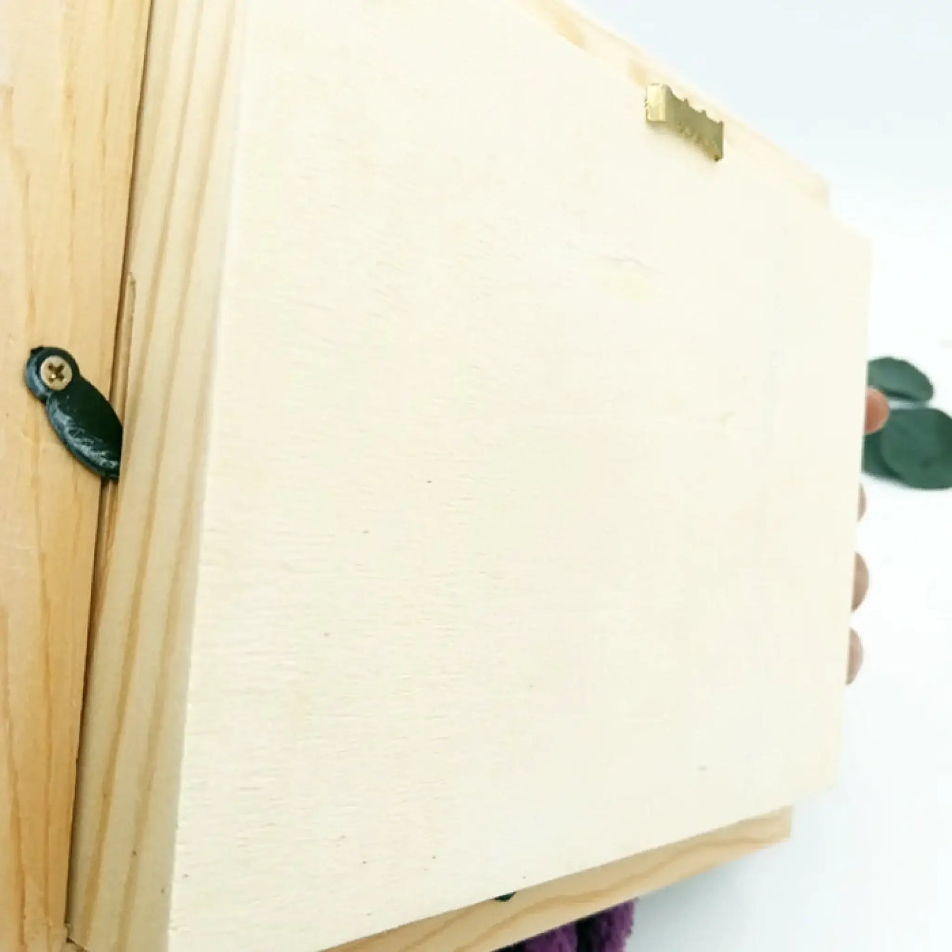 Regalos personalizados ilustración novio padre en caja de madera con cerradura de bronce.