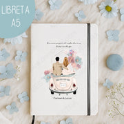 Regalos personalizados ilustración boda en libreta A5 con pareja en coche de boda, ideal para novios Carmen y Lucas.