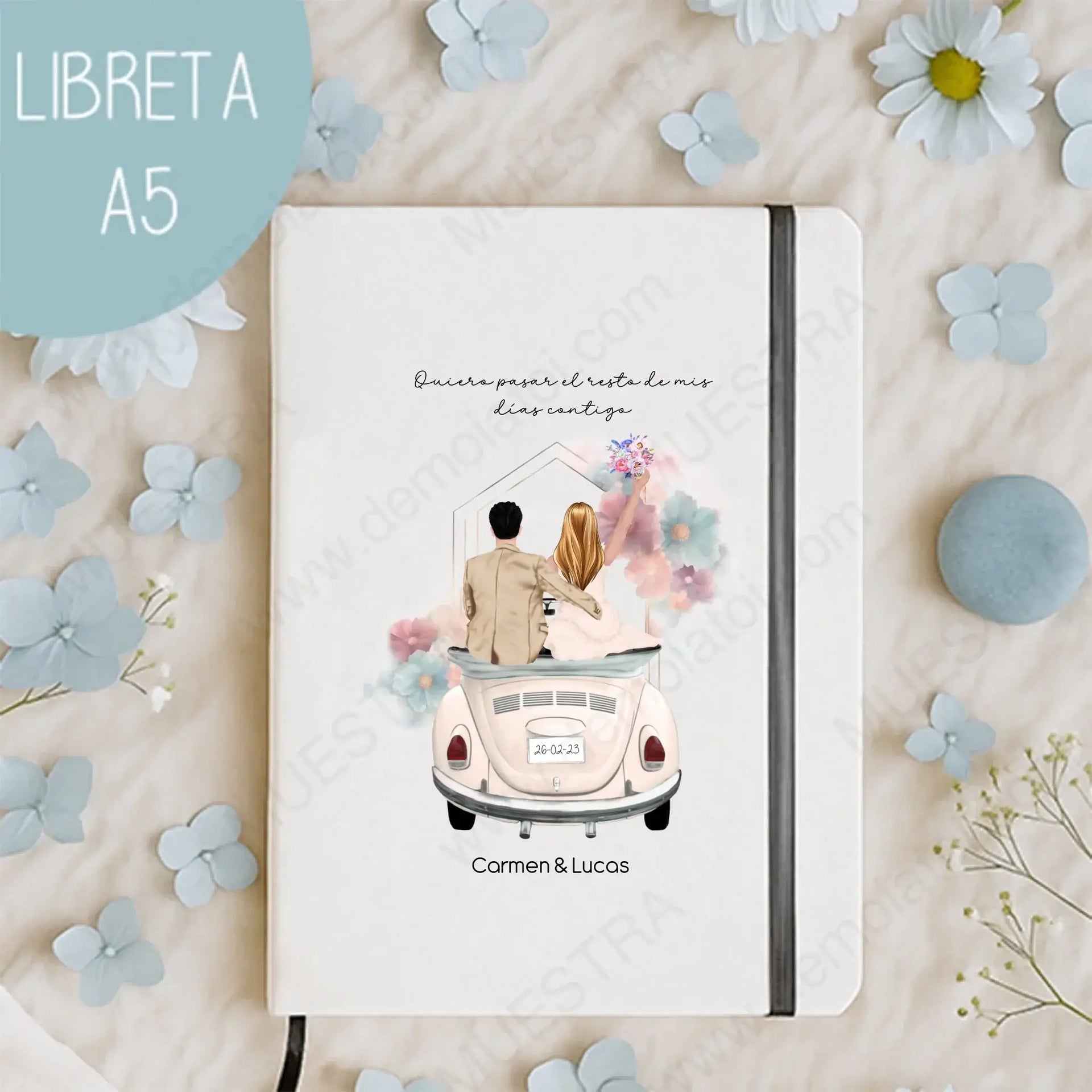 Regalos personalizados ilustración boda en libreta A5 con pareja en coche de boda, ideal para novios Carmen y Lucas.