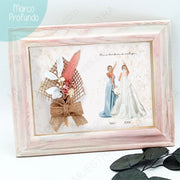 Regalos personalizados damas de honor - ilustración de novia y damas de honor en marco decorativo.