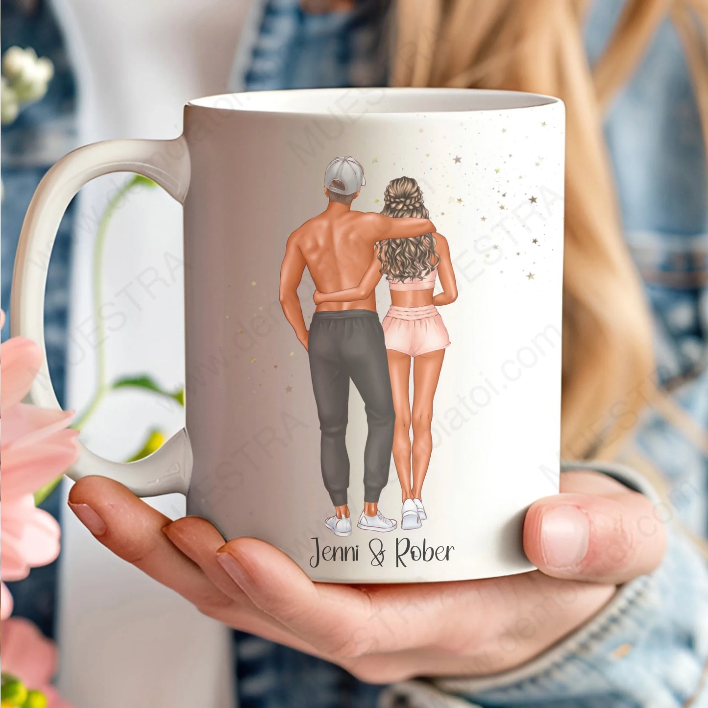 Taza personalizada con ilustración de pareja fitness y nombres para regalo de San Valentín.