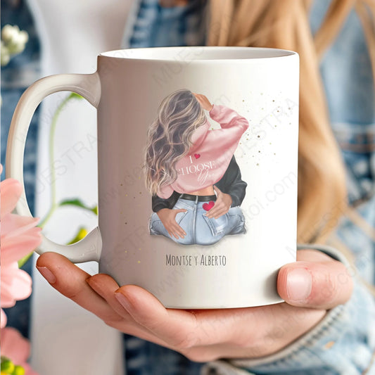 Taza personalizada con ilustración de pareja fitness y nombres para regalo de San Valentín.