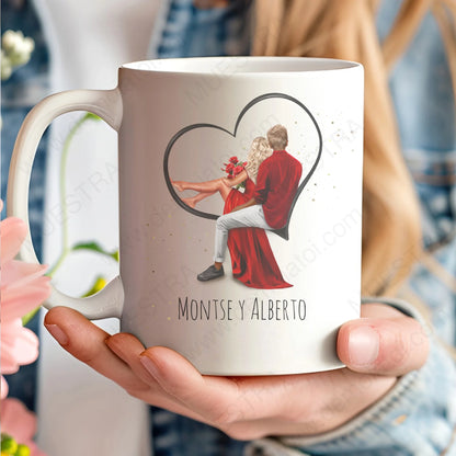 Taza personalizada con ilustración de pareja fitness y nombres para regalo de San Valentín.