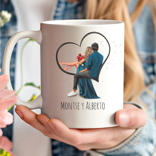 Taza personalizada con ilustración de pareja abrazados en corazón