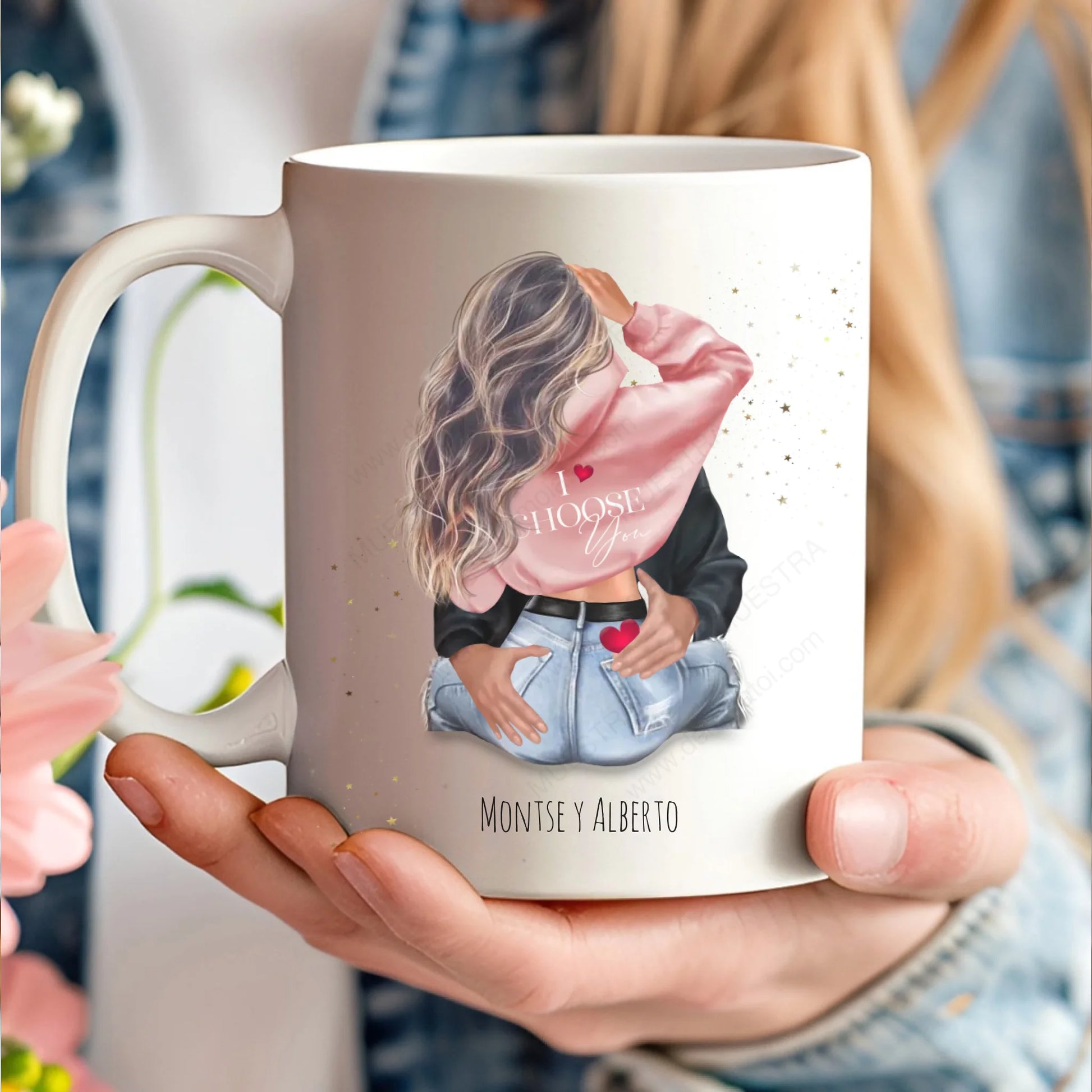 Taza personalizada con ilustración de pareja fitness y nombres para regalo de San Valentín.