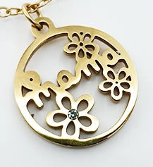 Collar de acero inoxidable con flores y cristales, detalle elegante para sorprender a mamá.