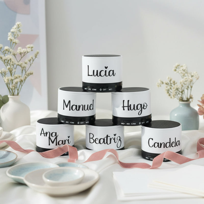 Altavoz personalizado con nombre como detalle original y práctico para invitados- De moi à toi