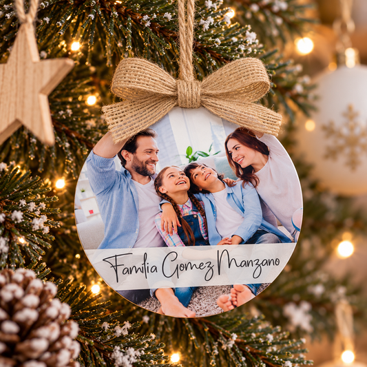 Bola de Navidad de madera con foto familiar y apellido personalizado colgada en el árbol