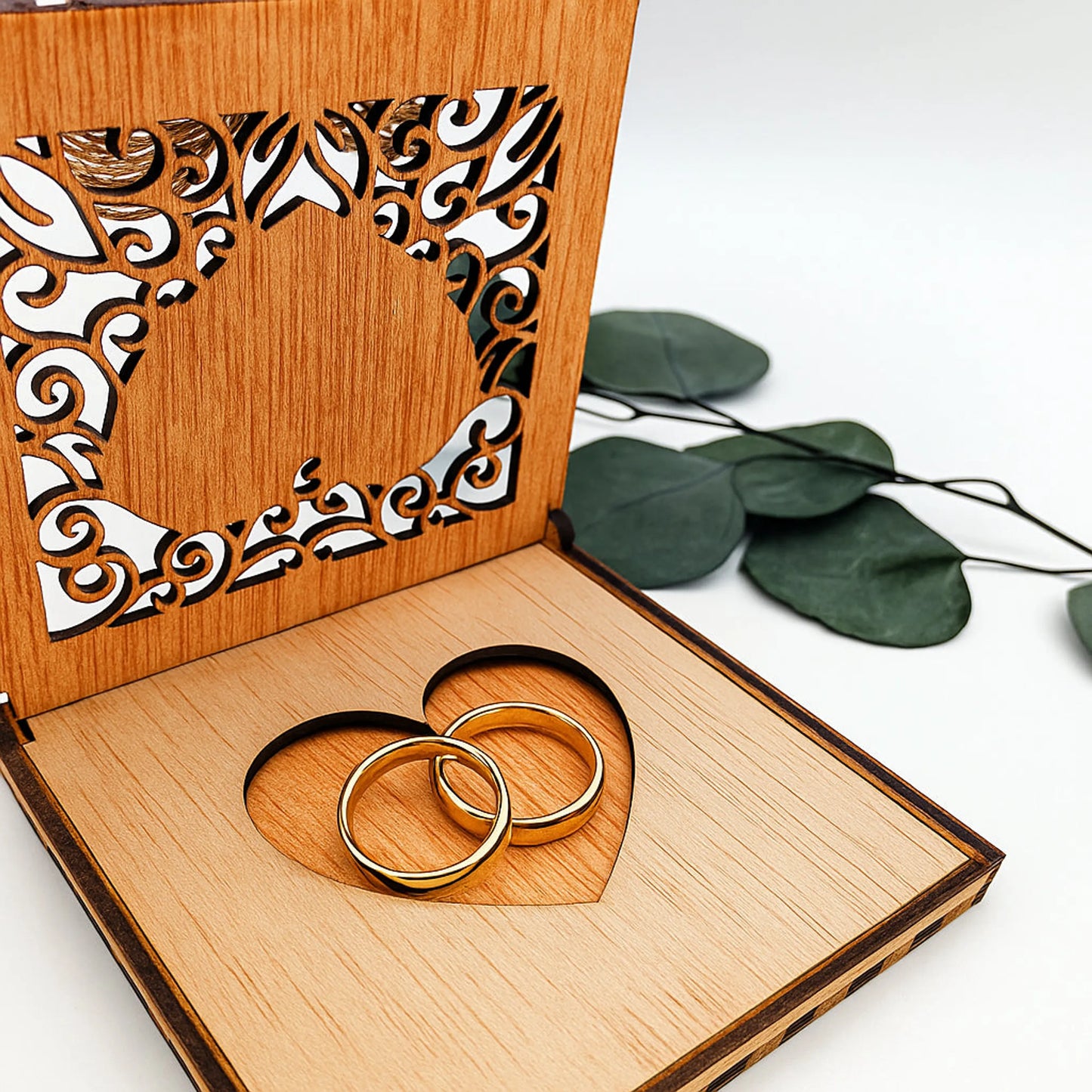 Interior de caja porta alianzas con corazón y espacio para los anillos