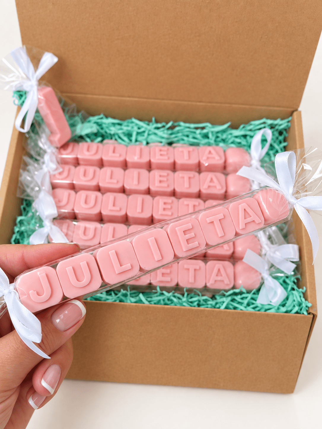 Caja de regalo personalizada con nombre en rosa para celebración · De Moi à Toi