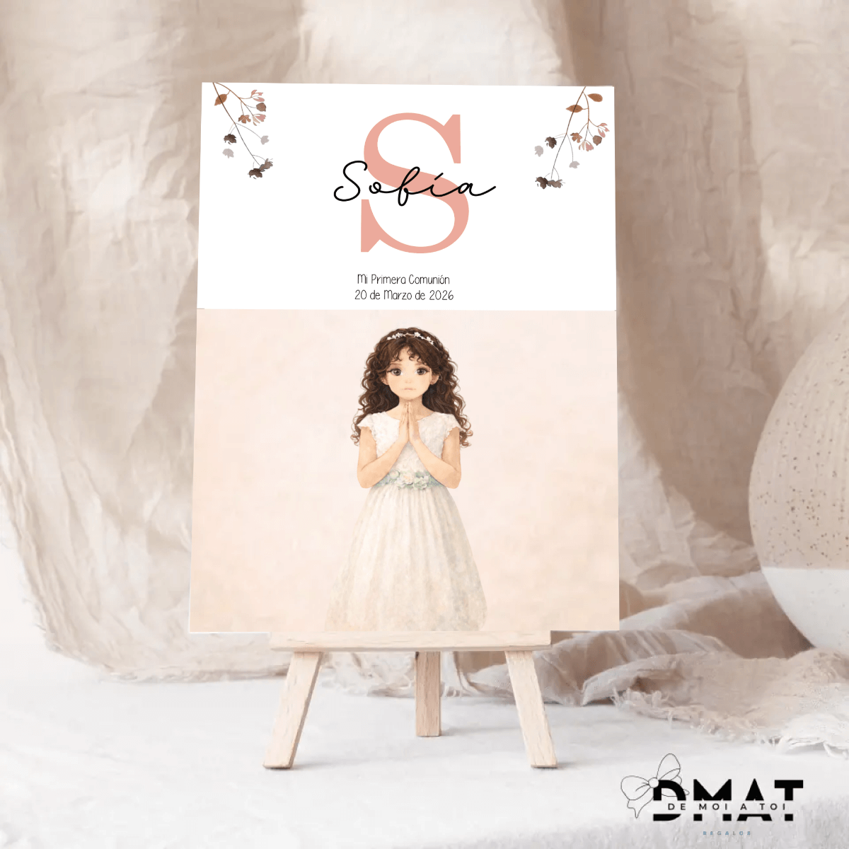Cartel impreso personalizado para comunión de niña con nombre, inicial y muñeca editable.