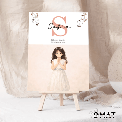 Cartel impreso personalizado para comunión de niña con nombre, inicial y muñeca editable.