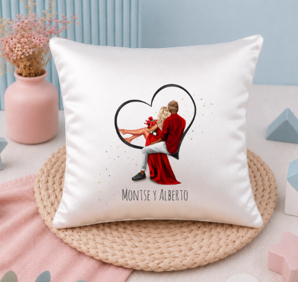 Cojín personalizado pareja abrazada con ilustración romántica | Regalo San Valentín