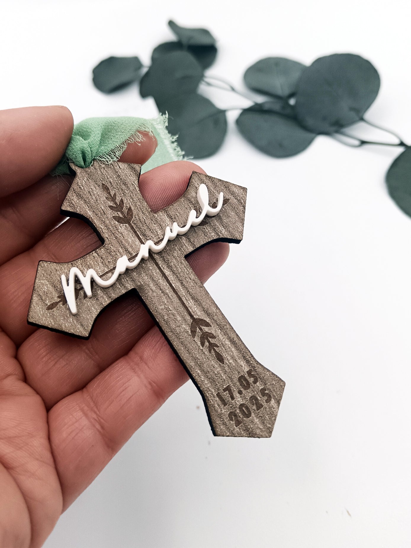 Cruz de madera personalizada para invitados de comunión .- De moi à toi