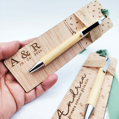 Detalle en mano de marcapáginas de madera calabó grabado a láser con iniciales de boda y marcapáginas de comunión personalizado con nombre Andre